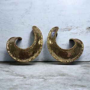 Vintage Artison Signed IXEL Hammered Silver & Gold Crescent Clip On Earrings